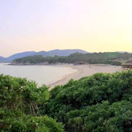 Eleonora, Sulle Bianche Spiagge Di Sant Elmo E Castiadas. Tatil Evi Castiadas