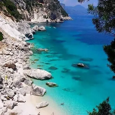 Eleonora, Sulle Bianche Spiagge Di Sant Elmo E Castiadas.